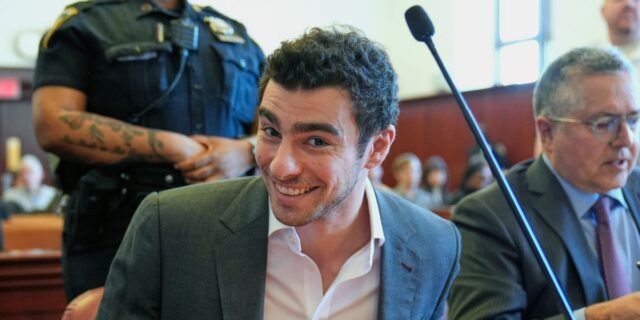 Luigi Mangione: un hombre que se hace pasar por un agente del FBI intenta escapar, dicen los federales

 | Law,News,Healthcare,luigi-mangione,metropolitan-detention-center,crime,law,murder,federal-bureau-of-investigation,prison,legal-issues,jury,prosecutor,correction,corrections