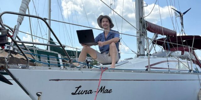 Dejé los EE. UU., conservé mi trabajo y trabajo desde mi barco frente a la costa de Tailandia.

 | Travel,Careers,as-told-to,contributor-2026,remote-work,boat-life,sailing,office-jobs,travel