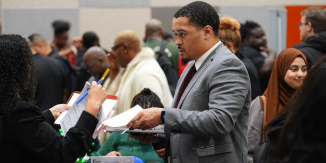 Un asesor profesional confía en este consejo para comenzar con Un asesor profesional confía en este consejo para comenzar con ventaja en su búsqueda de empleo
| Careers,careers,job-search,changing-workplace-big-bet,networking