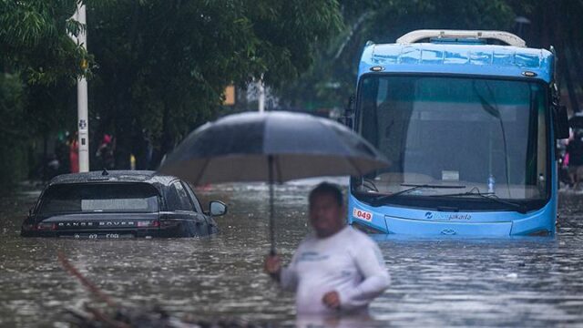 Transjakarta explica el vídeo viral de los autobuses sumergidos en las inundaciones

