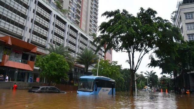 La carretera Transjakarta está suspendida temporalmente debido a las inundaciones

