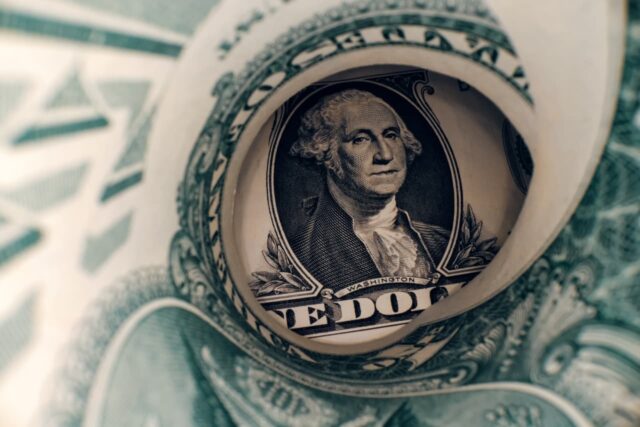 El dólar cae a su nivel más bajo en cuatro El dólar cae a su nivel más bajo en cuatro años mientras Trump dice que le está "yendo bien"
|