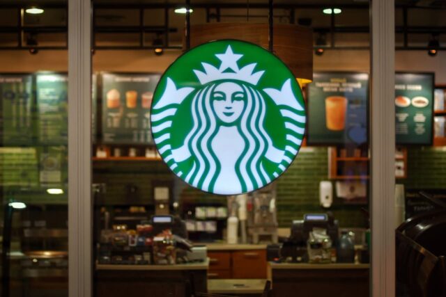 Starbucks premia a los inversores que apuestan por la recuperación Starbucks premia a los inversores que apuestan por la recuperación
|