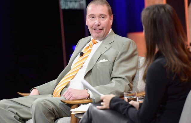 Gundlach dice que hay que seguir apostando por la debilidad Gundlach dice que hay que seguir apostando por la debilidad del dólar y por cosas "reales" en lugar de "exageración"
|