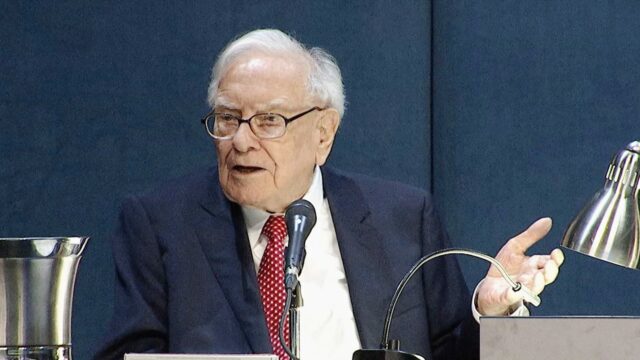 Berkshire Hathaway recorta su participación en Apple y compra acciones del NYTimes en el último movimiento de Buffett como director ejecutivo

 | 