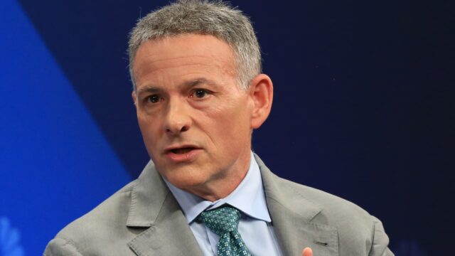 David Einhorn dice que la Reserva Federal recortará “significativamente más” que el doble. Entonces apuesta fuerte por el oro.

 | 