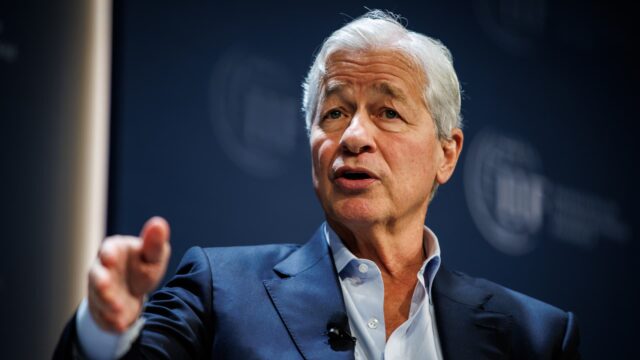 Jamie Dimon dice "tengan cuidado" ya que los altos precios de los activos empeoran los riesgos económicos: "Mi ansiedad es alta"

 | 