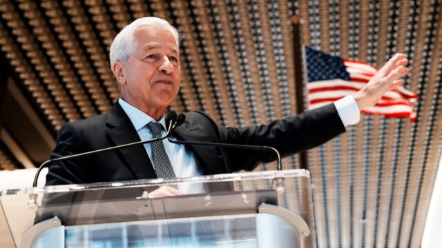 El director ejecutivo de JPM, Jamie Dimon, dice que la IA está remodelando la fuerza laboral y el banco planea una "gran redistribución"

 | 