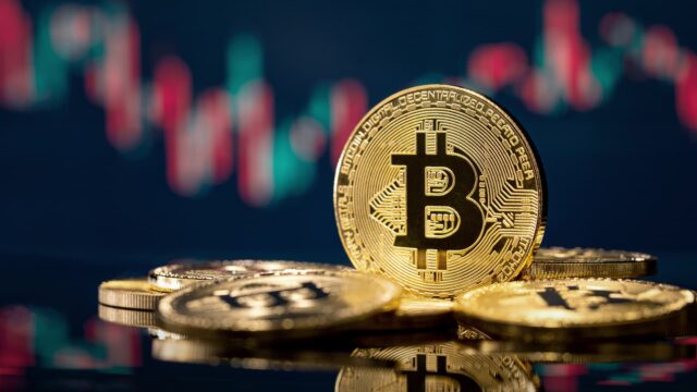 Bitcoin se reduce a la mitad. ¿Qué hay detrás de la crisis existencial de las criptomonedas?

 | 