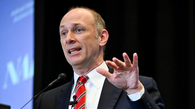 Goolsbee de la Reserva Federal pide detener los recortes porque la tasa de inflación actual "no es lo suficientemente buena"

 | 