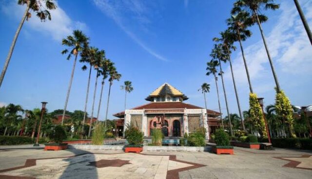 Ramadán 2026, la mezquita de la UGM presenta JK en Purbaya

 | 