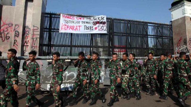 Comisión revela indicios de participación del TNI en protesta de agosto

 | 