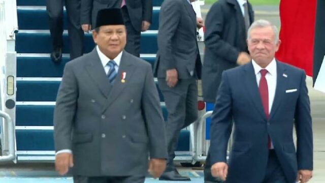 Prabowo da la bienvenida a los pilotos del F-16 a Prabowo da la bienvenida a los pilotos del F-16 a su llegada a Jordania
|