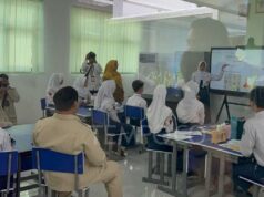 Las escuelas afectadas por desastres comienzan a utilizar pizarras interactivas
| Las escuelas afectadas por desastres comienzan a utilizar pizarras interactivas
|