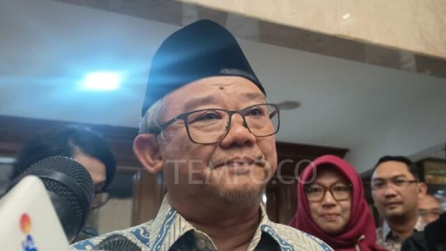 99 escuelas afectadas por el desastre de Sumatra aprenden en una tienda de campaña

 | 