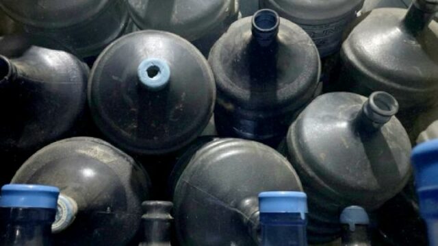 Todavía hay muchos en circulación; los galones viejos pueden liberar sustancias químicas peligrosas

 | 