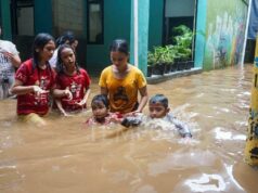 350 personas desplazadas por las inundaciones en el norte de Yakarta
| 350 personas desplazadas por las inundaciones en el norte de Yakarta
|