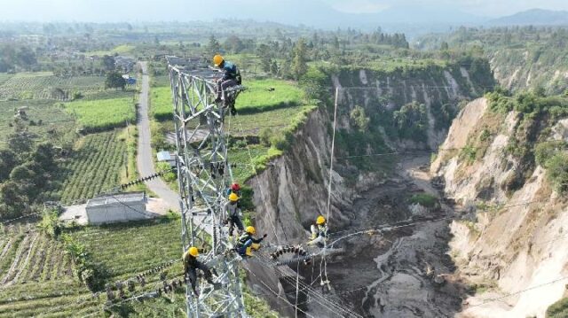 El PLN refuerza la seguridad de la red de transporte El PLN refuerza la seguridad de la red de transporte Bireuen-Takengon
|