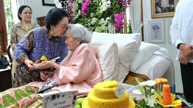 Megawati expresa su más sentido pésame por la muerte de Megawati expresa su más sentido pésame por la muerte de la esposa del jefe de la Policía Nacional Hoegeng
|