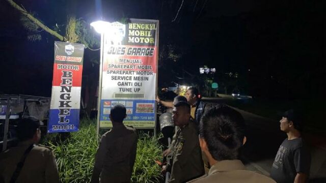 El PP de Bogor Satpol controla las pancartas tras la denuncia de Prabowo

 | 