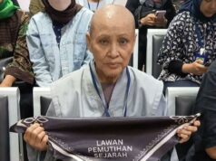 La madre de Ita Martadinata lloró durante la audiencia del juicio a Fadli Zon
| La madre de Ita Martadinata lloró durante la audiencia del juicio a Fadli Zon
|