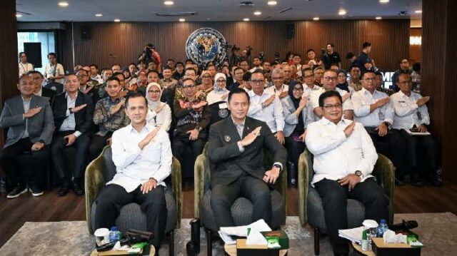 Ministro Coordinador AHY valora desempeño del Ministerio de Transmigración en la transformación transmigración 2026

 | 