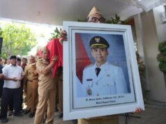 El funeral del vicerregente de Klaten se celebró de forma oficial
| El funeral del vicerregente de Klaten se celebró de forma oficial
|