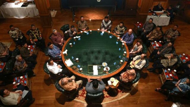 Prabowo conversa con 22 empresarios en Hambalang

 | 