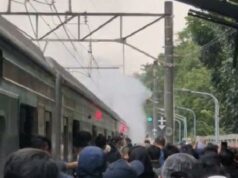 Línea de cercanías llena de humo en la estación de la Universidad de Pancasila
| Línea de cercanías llena de humo en la estación de la Universidad de Pancasila
|