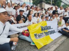 Los católicos realizan una acción pacífica en la embajada del Vaticano
| Los católicos realizan una acción pacífica en la embajada del Vaticano
|