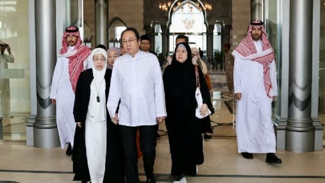 Megawati Umrah acompañada de niños ofrece oraciones por Indonesia

 | 