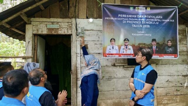 Sinergia entre el gobierno y el PLN para conectar electricidad gratuita a 750 residentes de Bengkulu

 | 