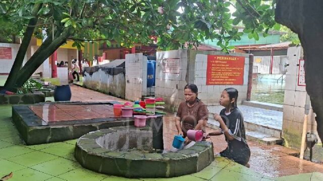 Año nuevo chino en Depok, tradición de bañarse en el pozo 7 del Gayatri Vihara

 | 