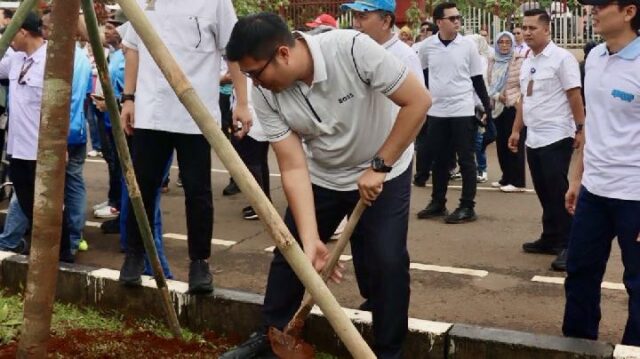 La Comisión I del DPRD Bogor Regency apoya el movimiento para plantar 1.000 árboles en la zona del estadio Pakansari

 | 