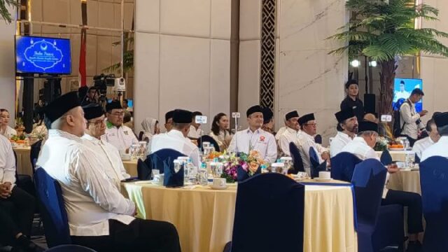 Anies Baswedan y los partidos políticos de élite participan en Iftar con Nasdem

 | 
