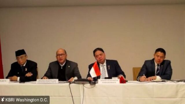 Se filtra la voz del secretario del gabinete Teddy: ¿invitarme sólo a un "espectáculo"?

 | 