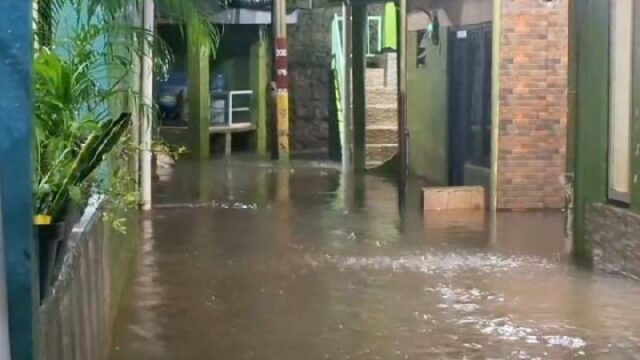 Las inundaciones aún sumergen 127 RT y 6 carreteras en Yakarta

 | 