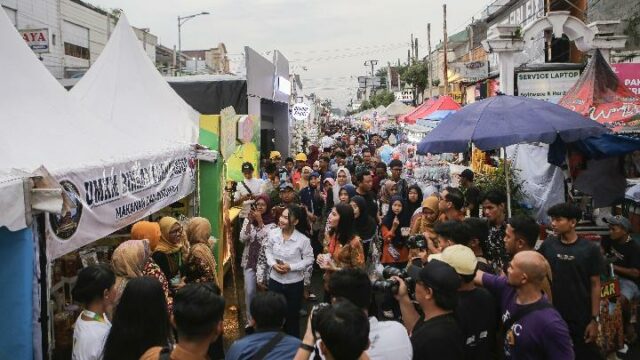 El gobierno de Kudus colabora con la Fundación Djarum para mejorar la educación sobre clasificación de residuos durante el Festival Dandangan 2026

 | 