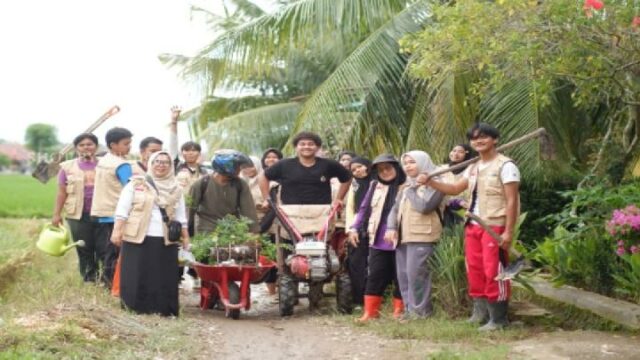 El programa estudiantil Impact 2026 y los estudiantes de Unand reviven la economía posterior a las inundaciones de Padang

 | 