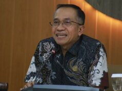 Derriba los tabiques, conviértete completamente en la casa del pueblo.
| Derriba los tabiques, conviértete completamente en la casa del pueblo.
|