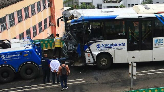 Pramono: dos autobuses de Transjakarta chocan debido a un error humano

 | 