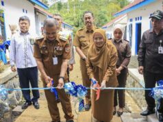 El gobernador de Java Central entrega 36 casas a víctimas de tierras móviles en Banjarnegara
| El gobernador de Java Central entrega 36 casas a víctimas de tierras móviles en Banjarnegara
|