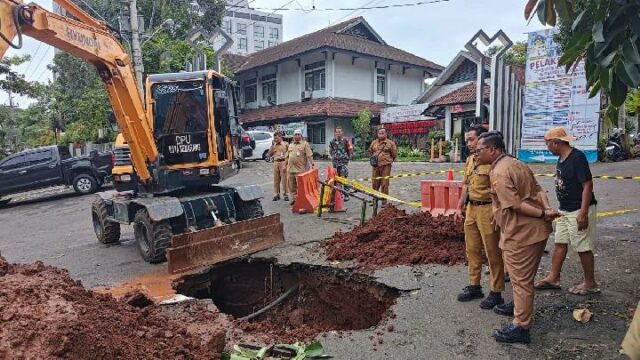 La carretera se derrumbó 3 metros en Jatingaleh, Semarang DPU repara la estructura del canal

 | 