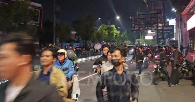 Otro grupo dispersa a la multitud que se manifestaba frente a la policía regional de bricolaje.

 | 