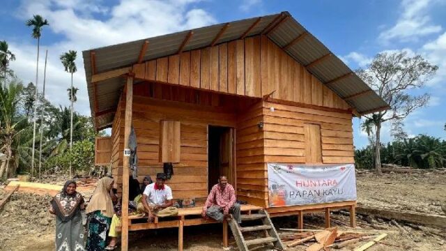 8 kilómetros de madera flotante limpia se convierten en materia prima para Huntara en Sumatra

 | 