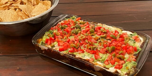 Hice una receta de salsa de 7 capas con Rachael Hice una receta de salsa de 7 capas con Rachael Ray; Fácil y delicioso
| Food,food,celebrity-chef,celebrity-chefs,rachael-ray,dip,super-bowl,game-day,appetizer,review,freelancer,freelancer-le