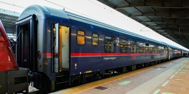 Cabina para dormir compartida en un tren nocturno europeo: revisión

 | Travel,features,lifestyle,travel,train,europe,europe-by-train-2022,photos,photo-slideshow,visual-features,transportation