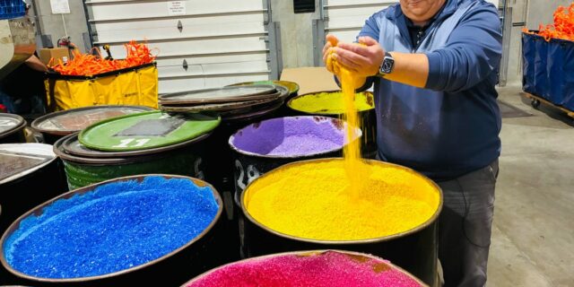 El ascenso y la caída de los fabricantes de vinilo El ascenso y la caída de los fabricantes de vinilo estadounidenses
| Small Business,Culture,Economy,video,vinyl,records,vinyl-records,manufacture,made-in-america,manufacturing,new-jersey,czech-republic,factory,music,record-label,record-stores,record-store-day,cds,cassette-tape,mp3,ipod,ipod-shuffle,napster