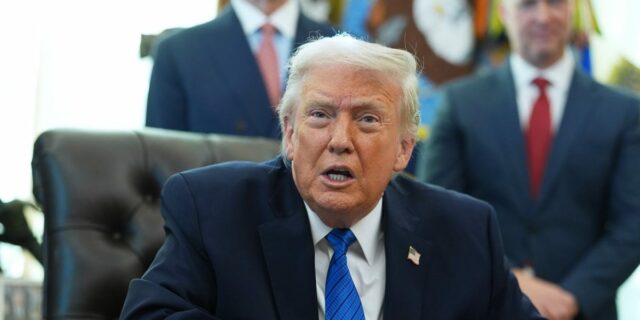 Trump firma un proyecto de ley que pone fin al cierre y lanza una batalla por la financiación del DHS

 | Politics,donald-trump,government-funding,government-shutdown,ice-2026,minnesota