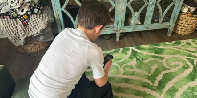 Dije que no le daría un teléfono celular a mi hijo. Cambié de opinión cuando cumplió 11 años y me alegro de haberlo hecho.

 | Parenting,health,parenting-freelancer,parenting,cellphone,mental-health,teens